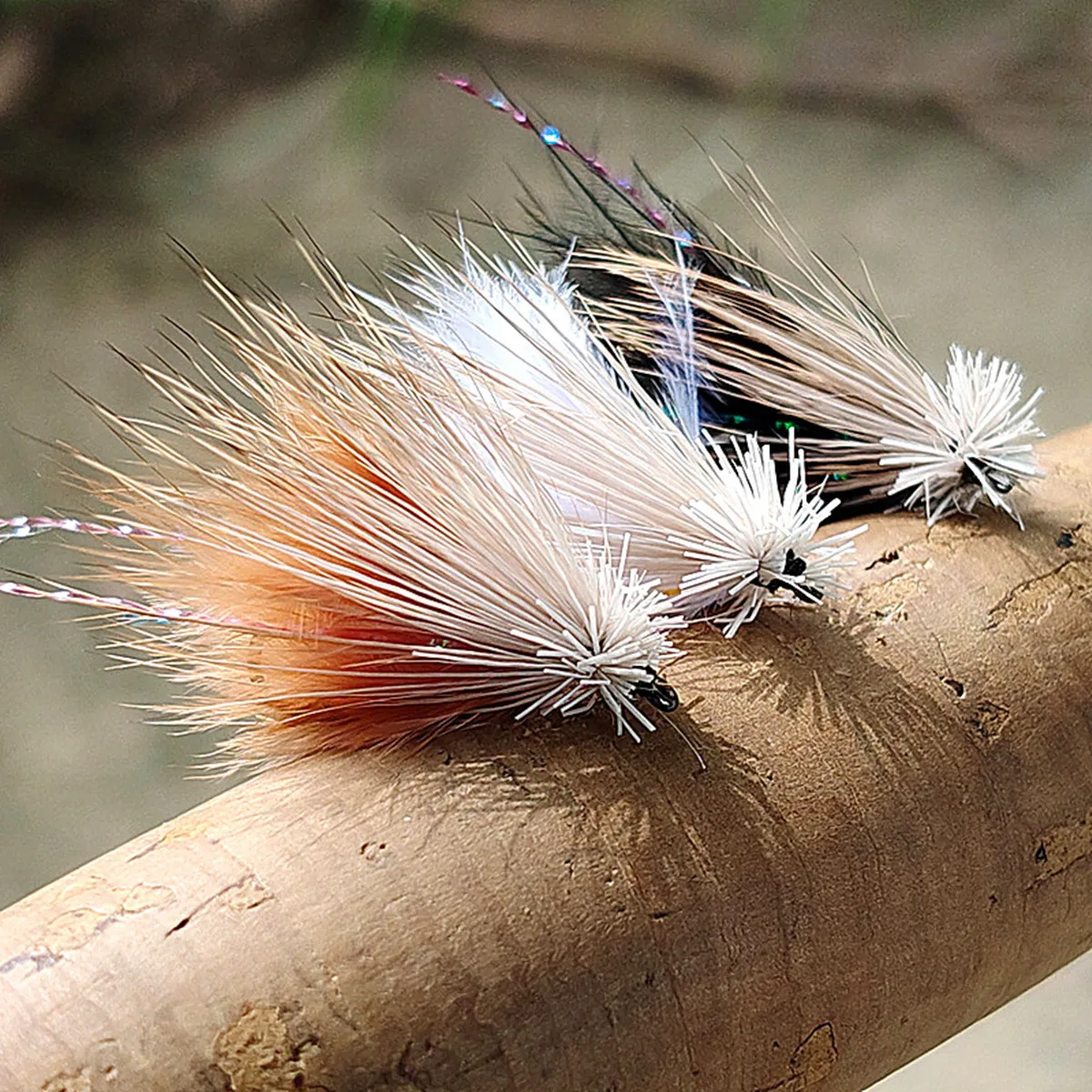 5 Stück Imitations-Caddis, eine gängige Art von Trockenfliegen zum Fliegenfischen und schwimmendem Köder, wird häufig mit Fliegenfischerei-Ausrüstung kombiniert. – Detail 1