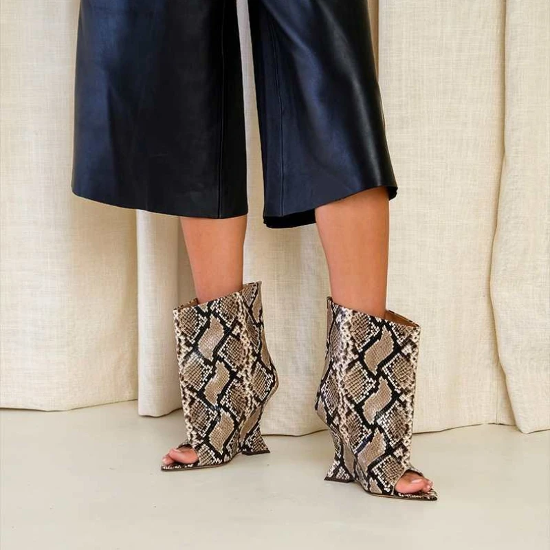 

Женские ботинки нестандартной формы с заостренным каблуком и рукавами «рыбий рот» 2025 года, модная обувь европейского и американского нишевого бренда, пикантная модная обувь Serpentine