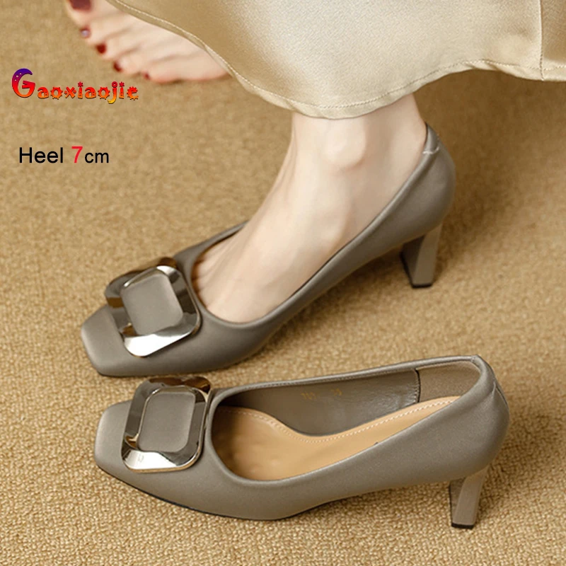 

Новые женские туфли на толстом каблуке 7 см, серые, с квадратным носком, неглубоким вырезом и металлической квадратной пряжкой, для вечеринок, весна-осень