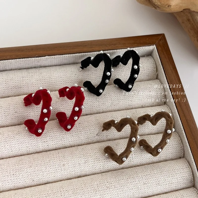 Flocked Hollow Pearl Love Heart Ear Cuff Vintage Hypoallergenic Elegant Soft Lightweight Daily Use for Women Gift Accessories