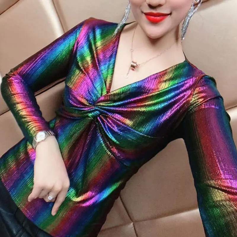 Korean Glossy Contrasting Colors Slim T-shirt 2023 Spring Autumn Long Sleeve Female Clothing Sexy V-Neck Stylish Folds Pullovers