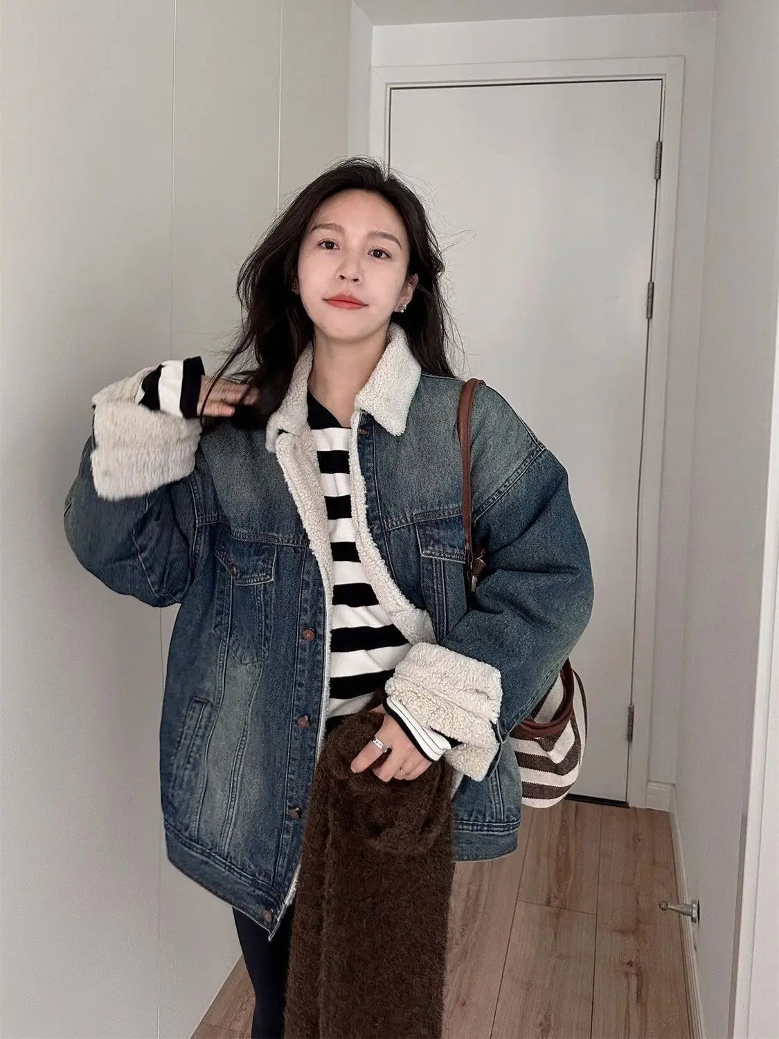 

Джинсовое пальто с мехом и капюшоном. Плюшевое женское зимнее мешковатое уютное пальто с рисунком в стиле хип-хоп. Городские путешествия. Смешанные пояса на флисовой подкладке.