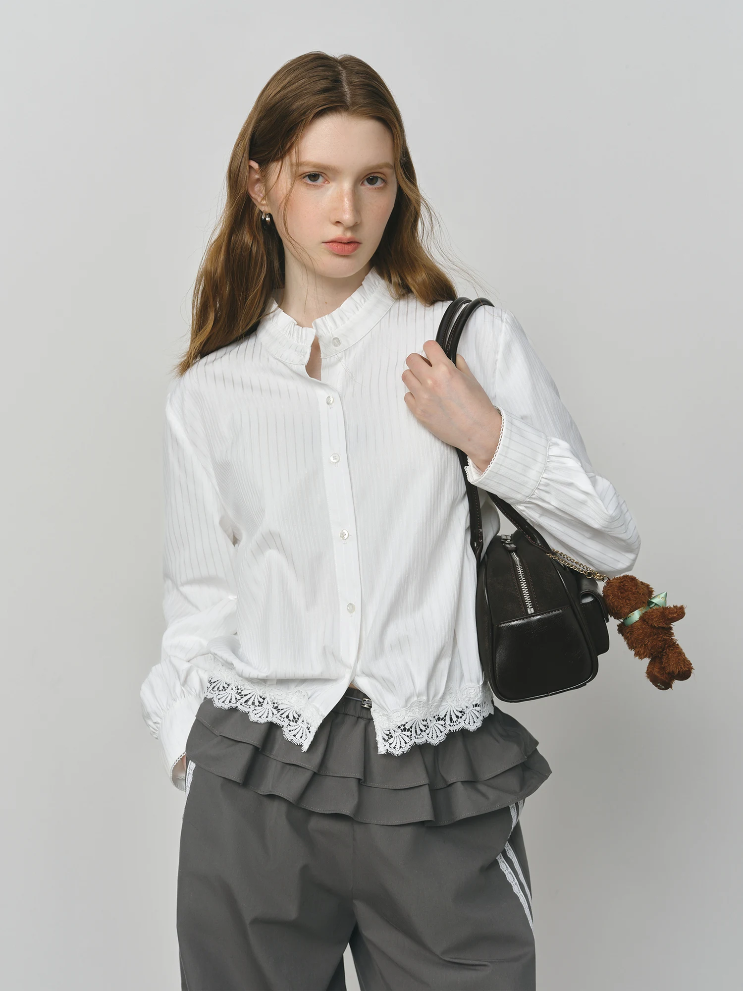 FSLE الأبيض الحلو الدانتيل خياطة قميص المرأة الخريف 2025 جديد طويل الأكمام الوقوف طوق قميص أبيض 25FS13180