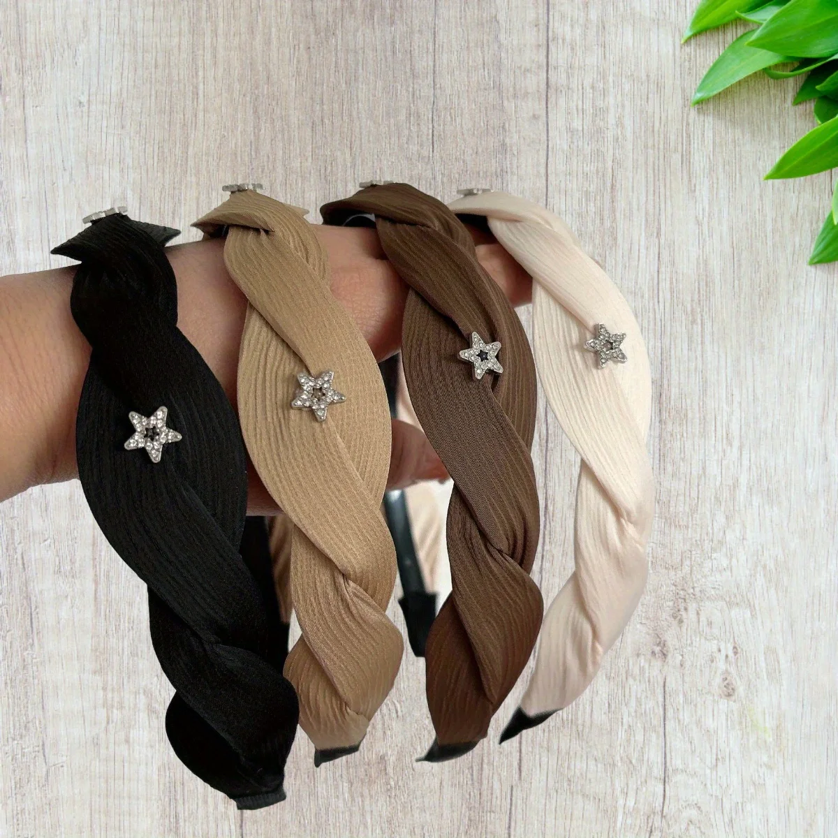 

Luxury Braided Star Hair Hoop with Twist Cross Design High Crown Styling Hairband for Outdoor Fashion and Daily Minimalist Style