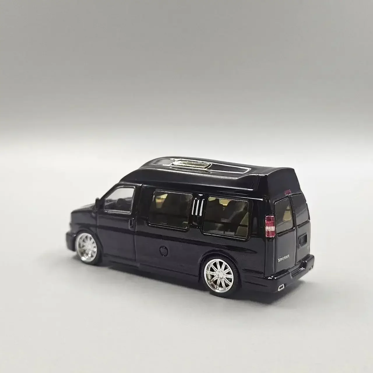 GOC 1:64 GMC Black White limited 800 Diecast Model Car