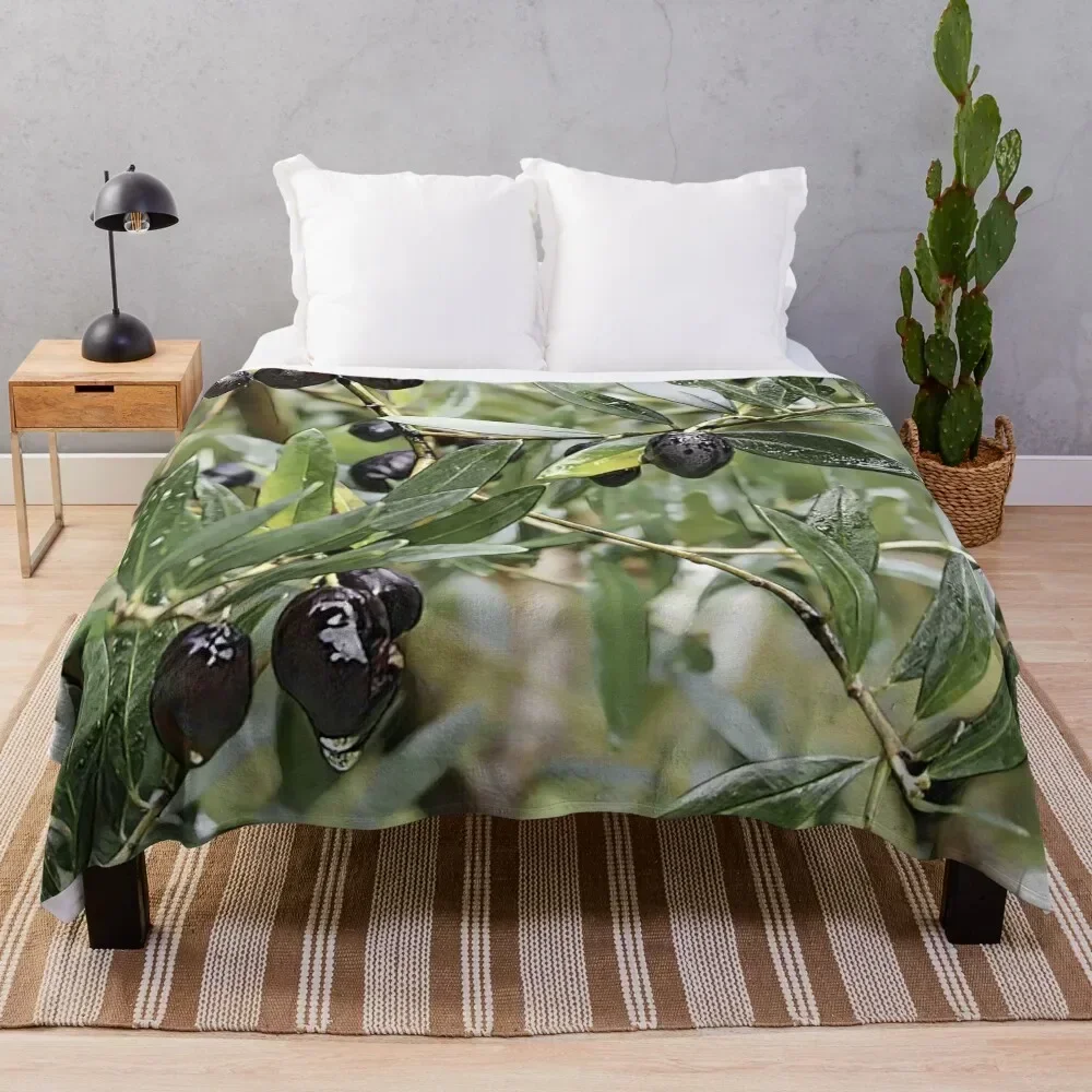 

Olive sotto la pioggia Throw Blanket Fade Resistant Durable Throw Blanket