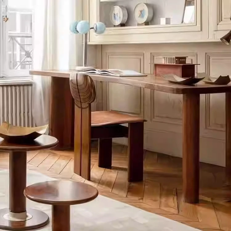 Mittelalterlicher Retro-Stuhl aus massivem Holz mit geschnitzter Rückenlehne