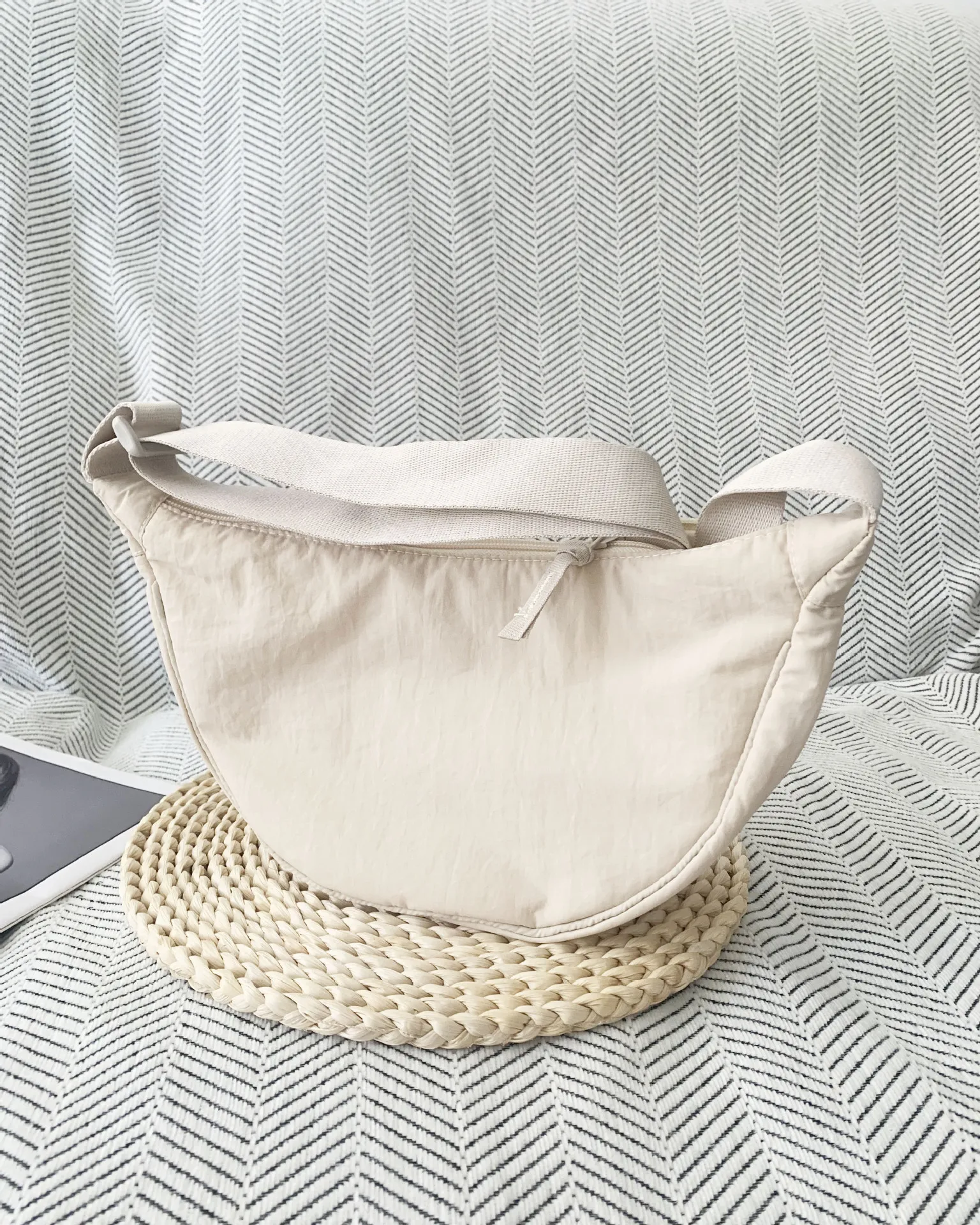Leichte Nylon-Halbmond-Umhängetasche mit Verstellbarem Breitem Riemen, Schultertasche für Frauen, Tägliche Einkaufs- und Reisehandtasche – Detail 12