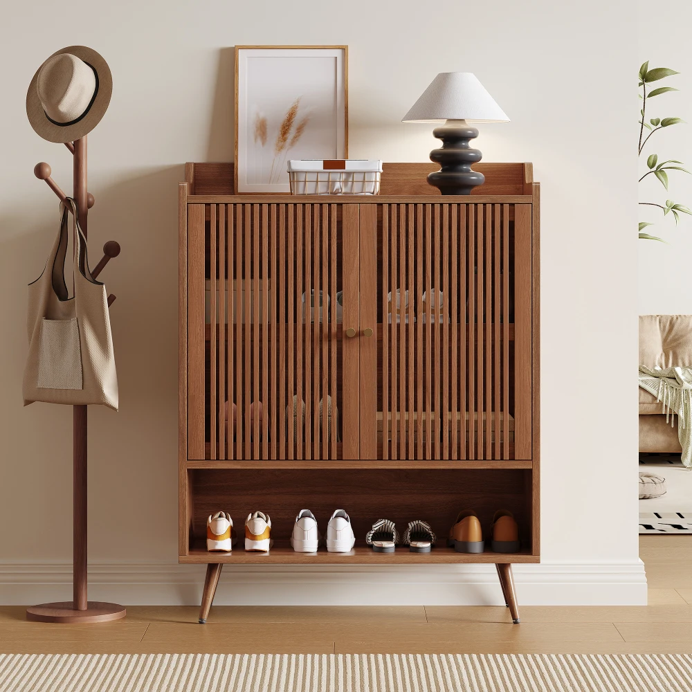 Mobiletto porta scarpe 80x35x105 cm, con ante verticali a listelli, ideale per l’ingresso, dotato di vano aperto e ripiani interni fissi, maniglie in alluminio e gambe in metallo con forma conica.