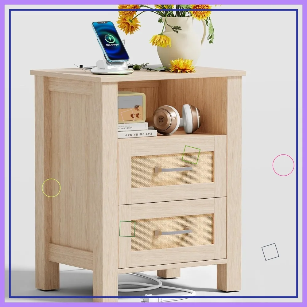 Meja Nakas Rotan 26 inci dengan Stasiun Pengisian Daya, 2 Laci & Rak Terbuka, Meja Samping Tempat Tidur Modern untuk Rumah