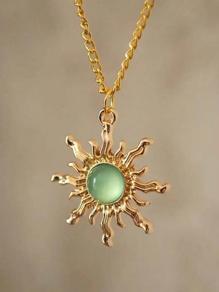Collar con colgante de sol estilo bohemio con piedra verde claro para mujer