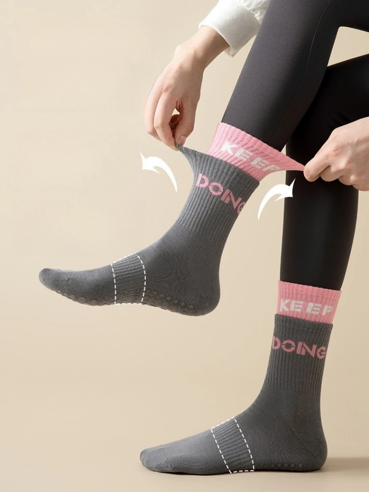 جوارب اليوغا النسائية 80% القطن منتصف العجل جوارب بيلاتيس تنفس عدم الانزلاق جوارب رياضية للتدريبات الداخلية