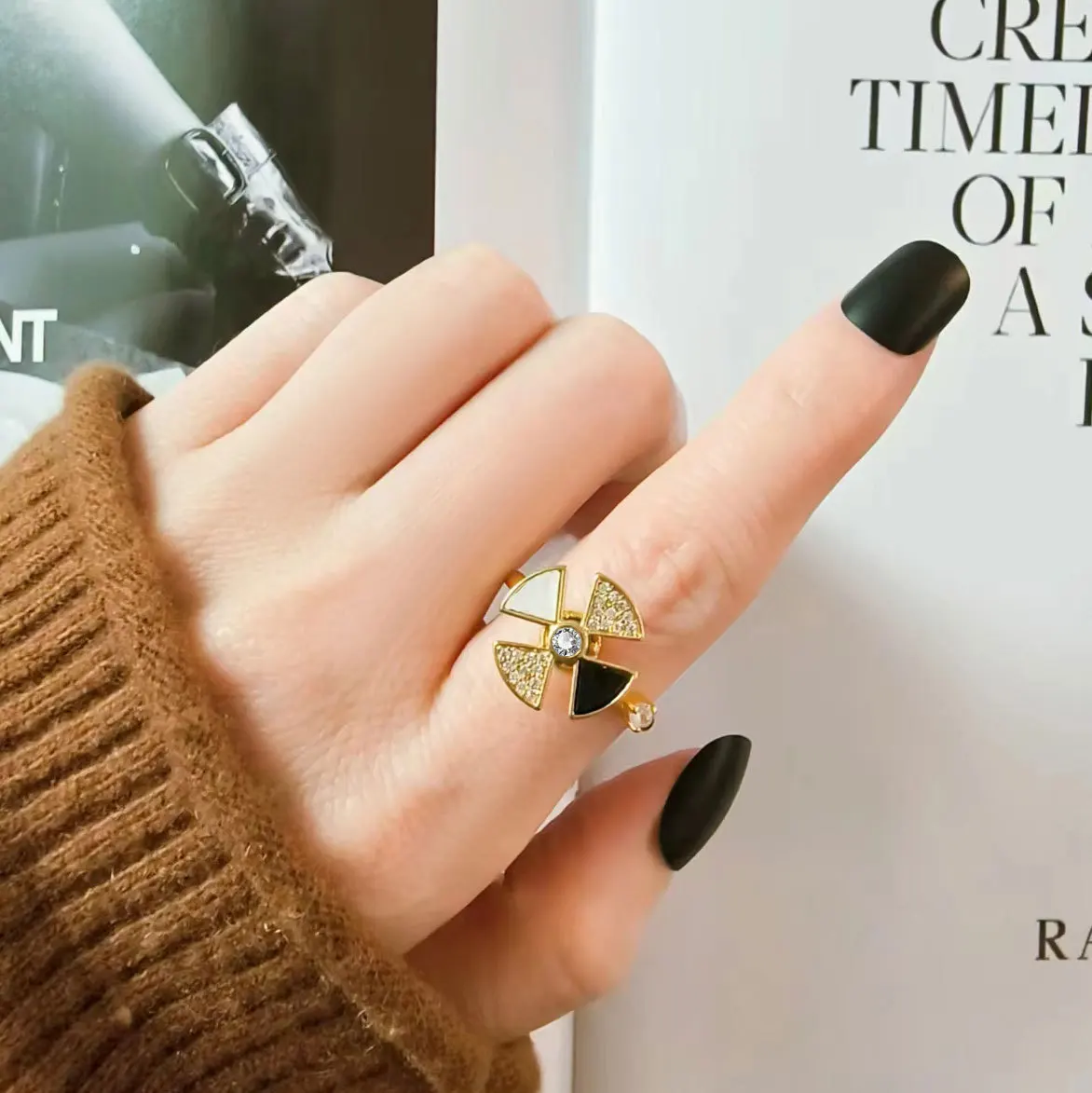 Anti Anxiety Relaxing Rotating Rring Women'S Accessories Trend 2025 Copper Inlaid Rhinestone Star And Moon Fidget Metal Spinner