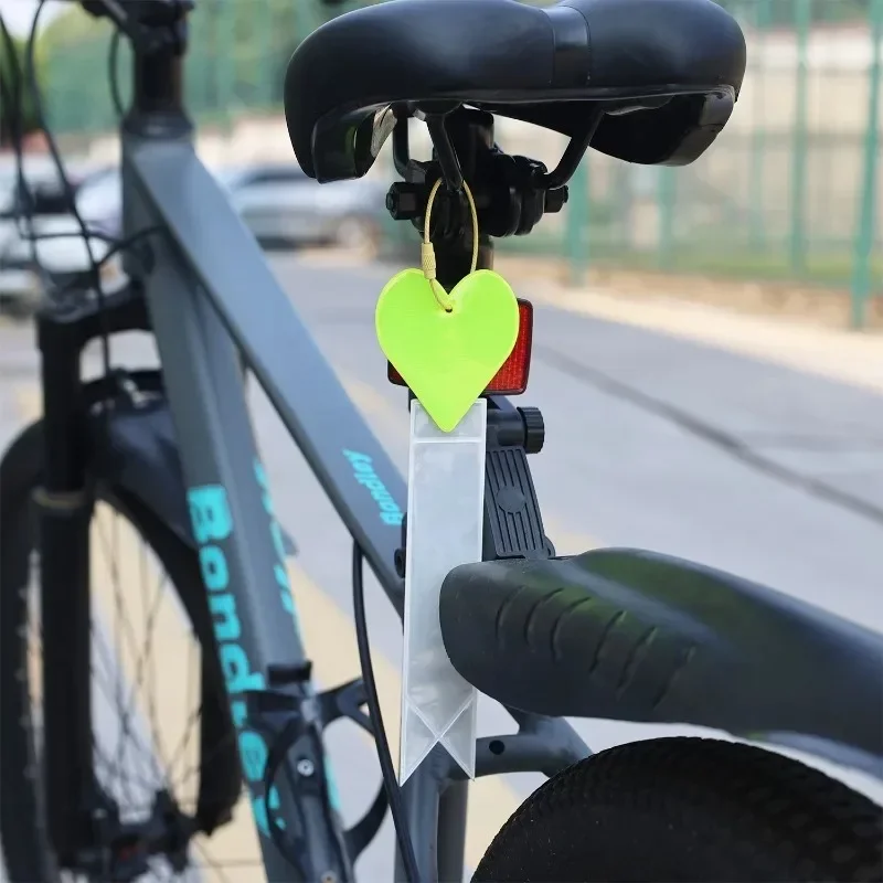 Auto Sicherheitswarnung Reflektierendes Band Herz Hohe Helligkeit PVC Streamer Anhänger Nacht Fahren Sichtbarkeit Dekor Rosa Blau Gelb