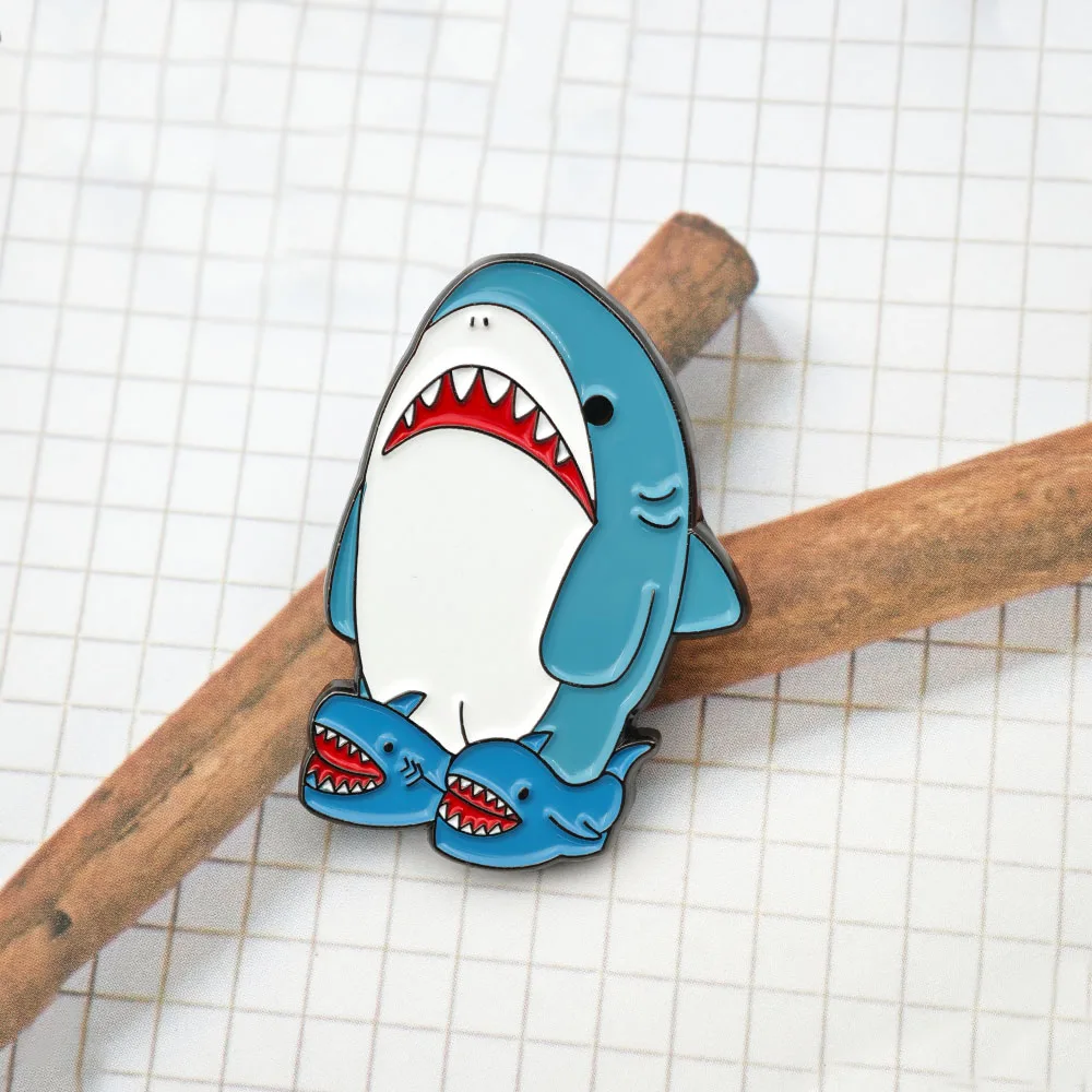Niedlicher Hai in Haifisch-Hausschuhen Emaille-Pin Lustige Meeres-Tier-Broschen Kawaii Fisch-Anstecknadeln Meme-Schmuck Geschenk für Rucksack – Detail 9