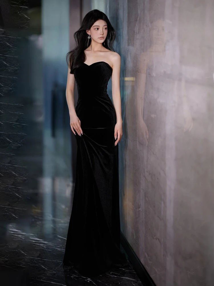 

Ele Bla Velvet Evening Gown with Bateau Neline And Tailored Silhouette for Engagement Wedding Performance And Par