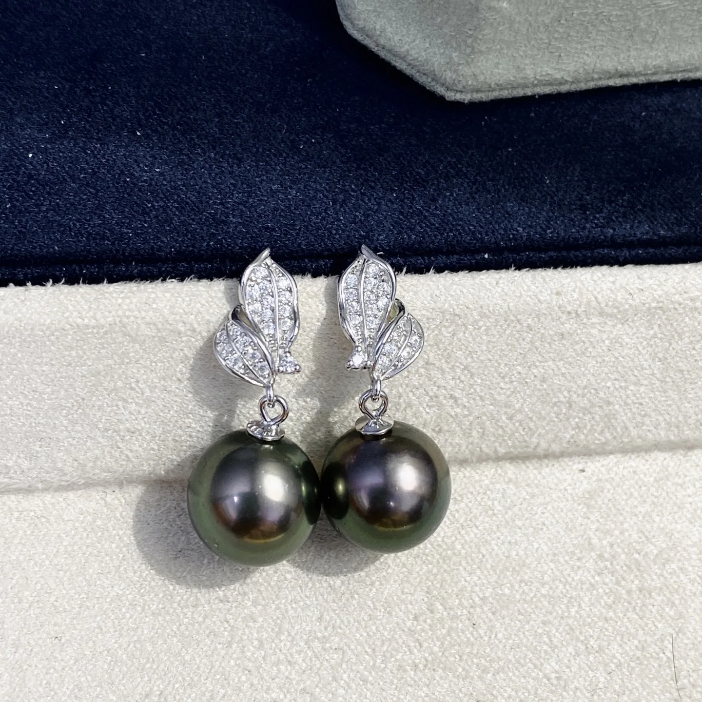 

Fashionable silver earrings AAA10-11mm natural Tahitian round pearl earrings 925s