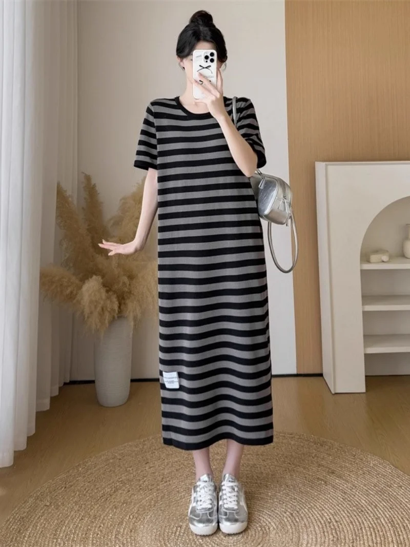 Korte Mouwen Gestreepte Gebreide Jurk Voor Vrouwen Zomer 2025, Mode Nieuwe Luie Stijl Losse Middellange Lengte T-shirt Jurk W510