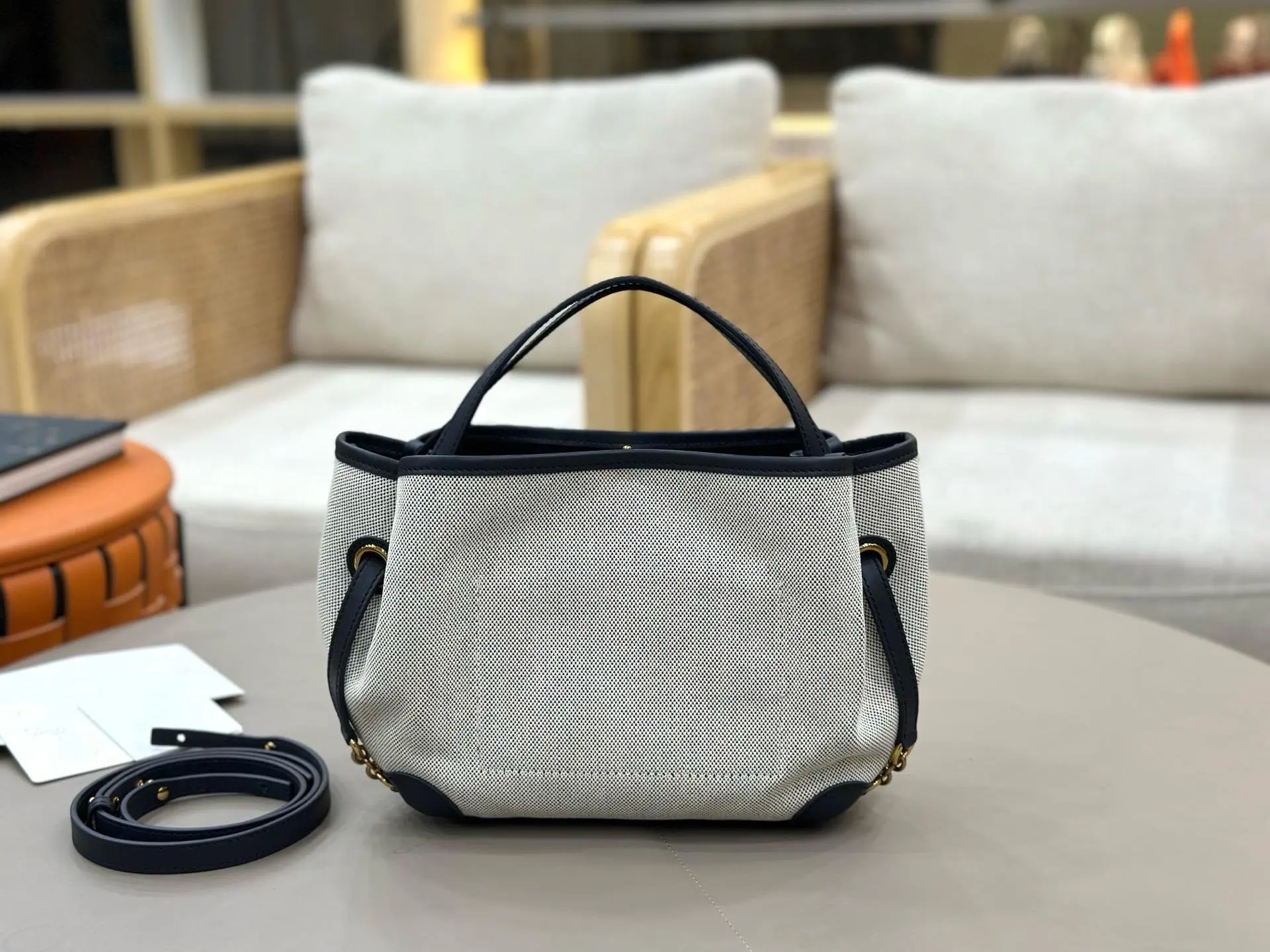 Fashion High Quality Shoulder Cross Bag Handheld Tote for Autumn/Winter Commuting And Vacation Suitable for Men And Women