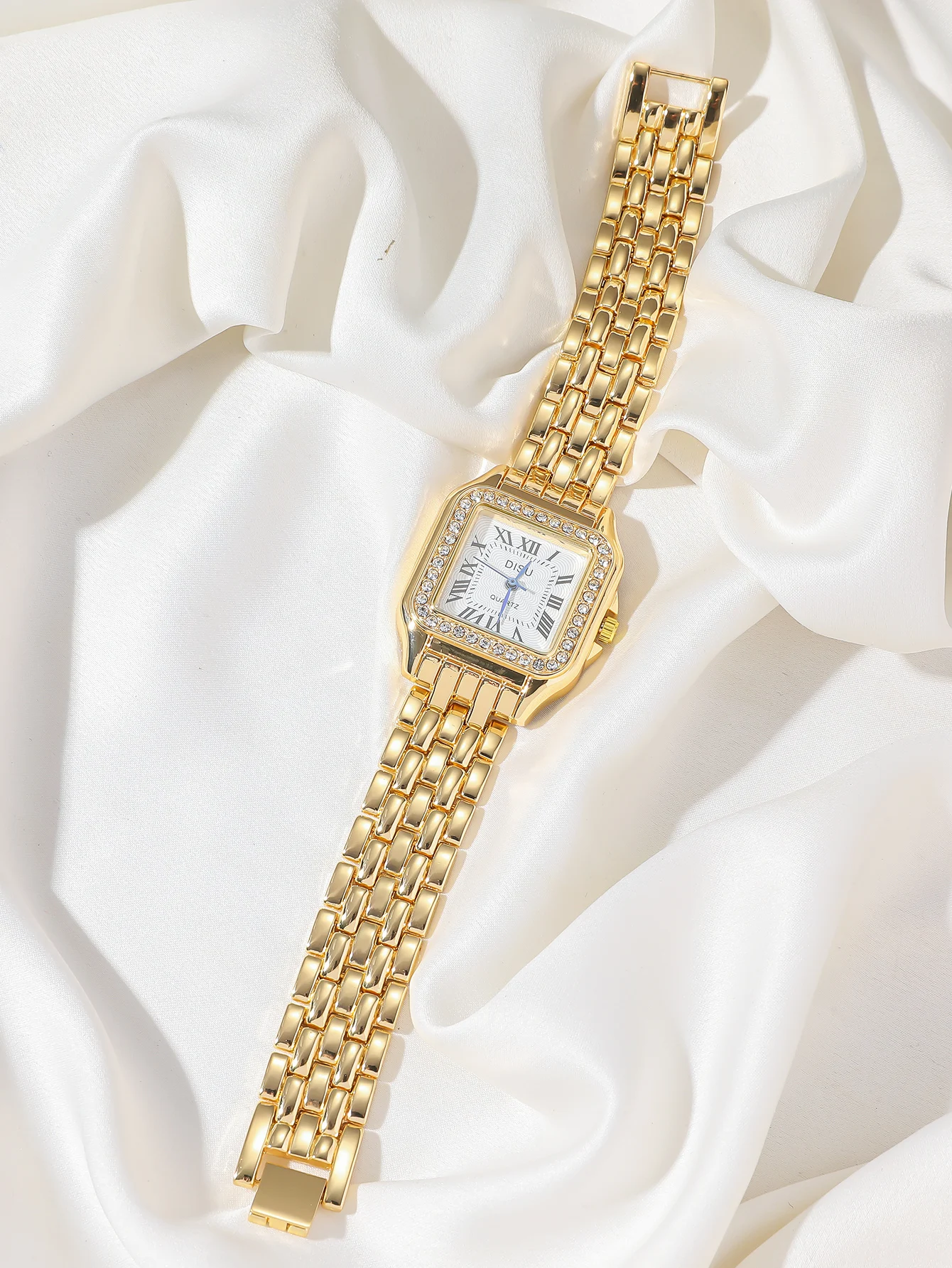 A Classic Business Gold Women\'s Stainless Steel Strap Small Square Quartz Watch With Rhinestone. Can Be Used In Daily Life