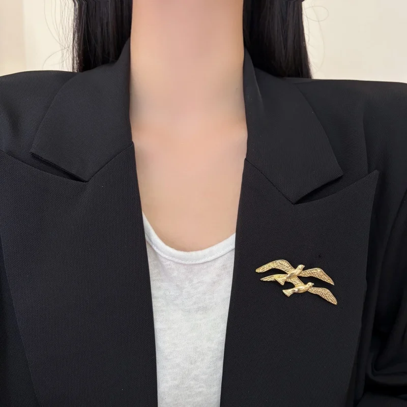 

Elegant Retro European And American Style Gold Double Bird Metal Brooch for Women High-End Suit Lapel Pin Stylish Coat Acces