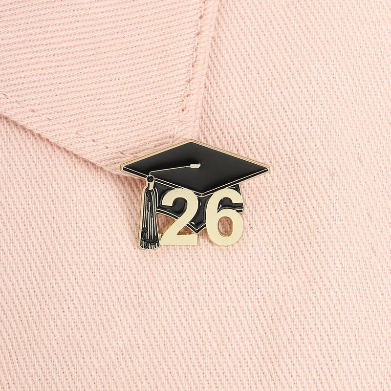 Abschlussfeier 2026 Mortarboard Emaille-Anstecknadel – Absolventenklasse 2026 Metallbrosche für Rucksack und Revers – Schmuckgeschenk für Absolventen und Lehrer – Detail 5