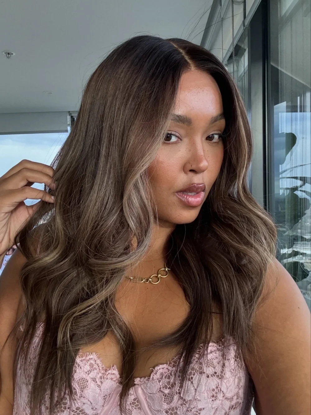 Brunette Brown Highlight Body Wave 13X4 Lace Front Wigs Synthetic Blend Human Hair Transparent Lace Glueless Wig for Women
