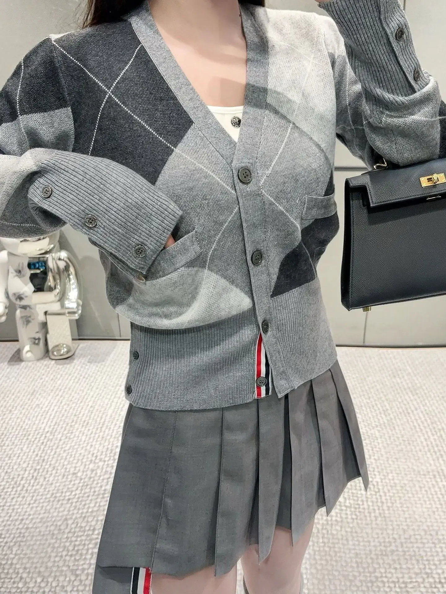 

Модный вязаный открытый кардиган с V-образным вырезом, цвет блузки с ромбовидным узором, осень 2024, новый женский топ для колледжа, нейтральный ветровой топ