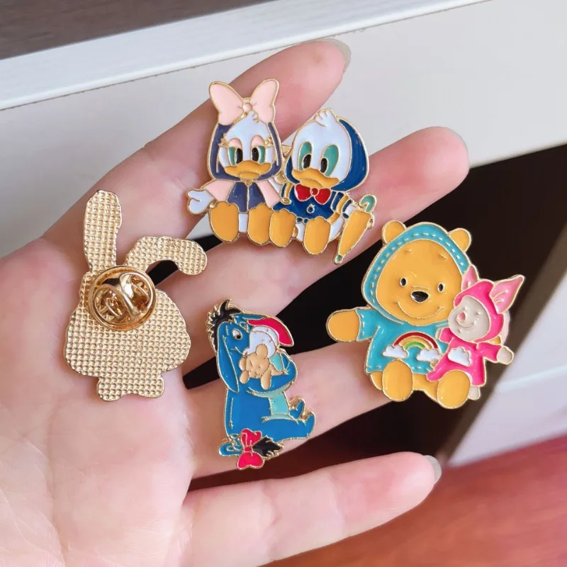 Broches de esmalte de Mickey Stitch de Disney para mochila, insignias de dibujos animados de Minnie Pooh, accesorios de regalo para niños