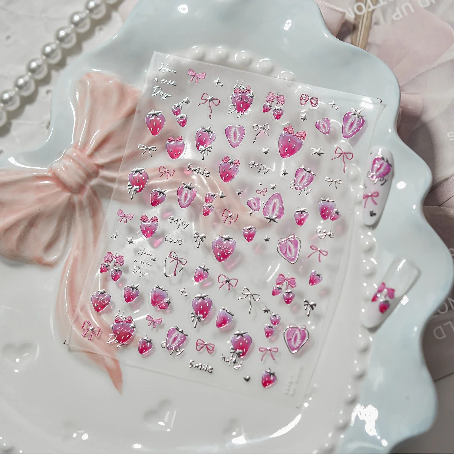 Con cornice in pizzo a farfalla colorata Piccoli adesivi decorativi per unghie 1PCS 5D Accessori per nail art con bolle di fragola e pesce rosa