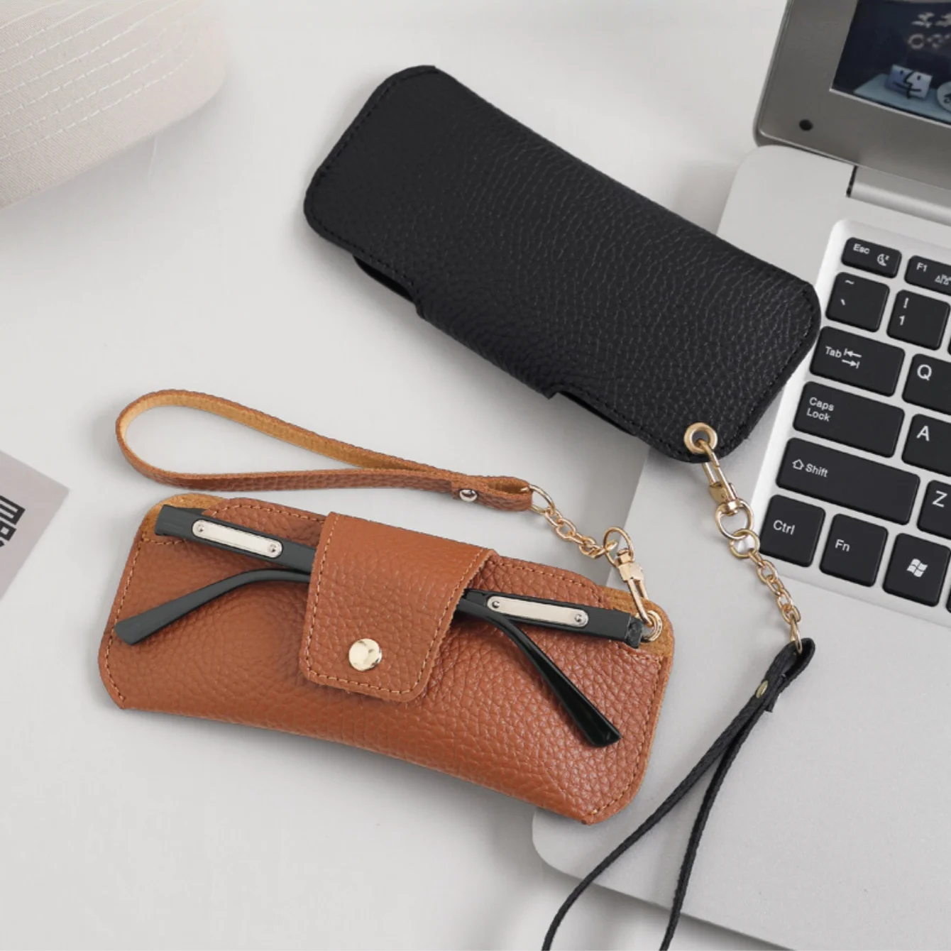 

Creative New Neck Hanging Glasses Bag. Outdoor Sunglasses and Sunglasses Storage Bag. Leather Material with Metal Chain Attached