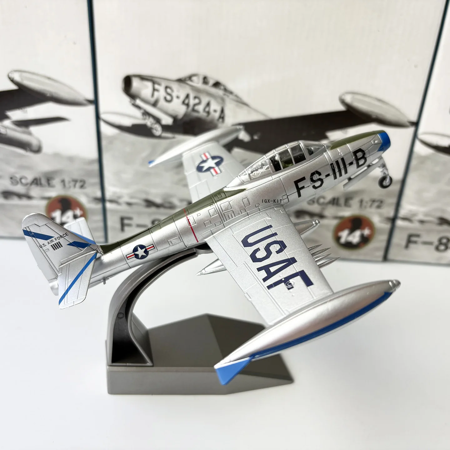 

Масштабная модель военного истребителя F4U-1 Corsair армии США времен Второй мировой войны, 1/72, готовая, из сплава, для коллекции и демонстрации