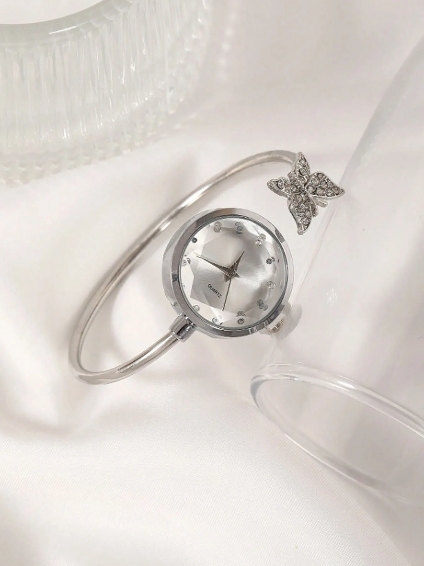 Butterfly bracelet watch, a niche, lightweight luxury high-end women's wristwatch with a small, open-style jewelry design