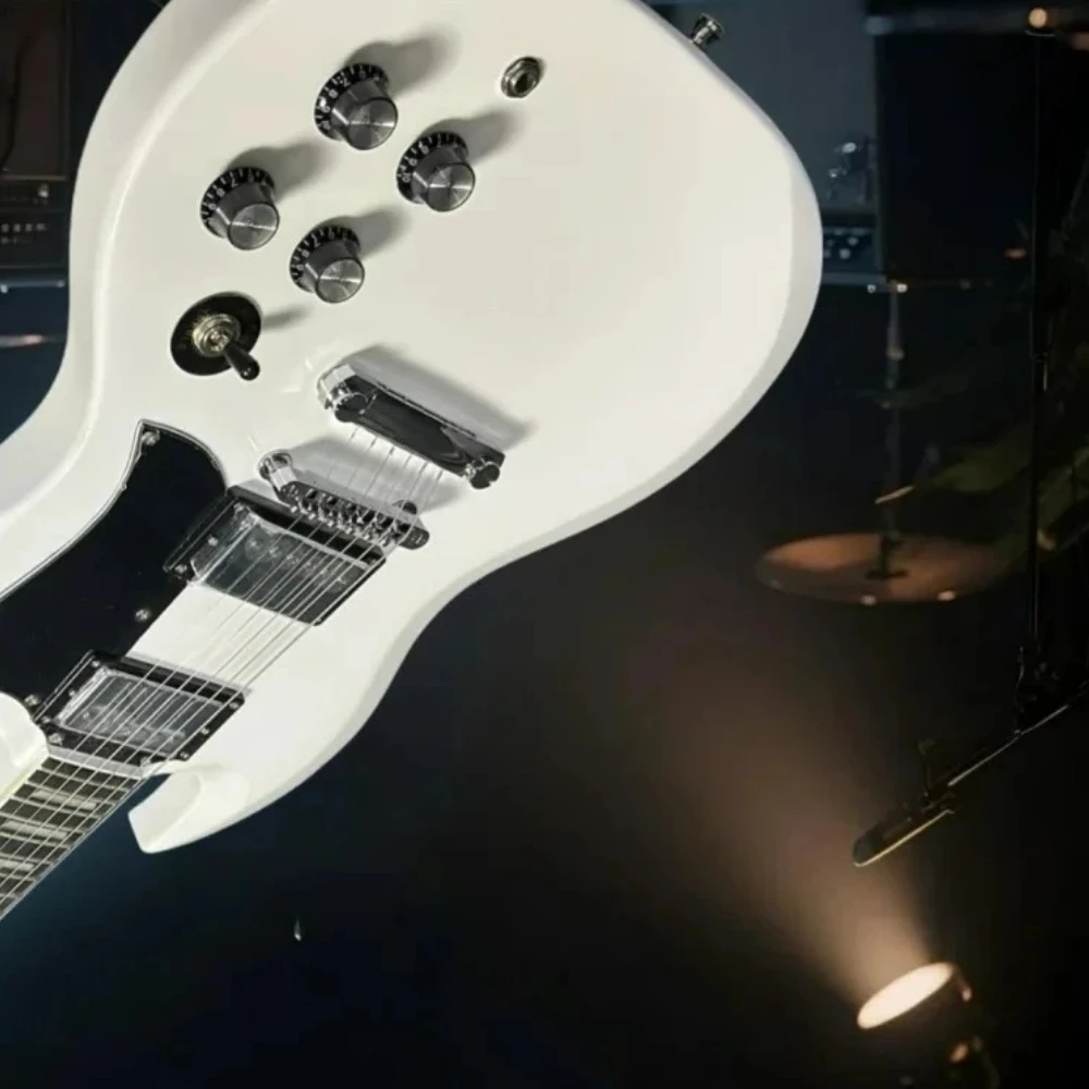 جيتار كهربائي أبيض SG شحن مجاني مع أجهزة كروم درع أسود 6 أوتار صوت واضح ومشرق متوفر في المخزون