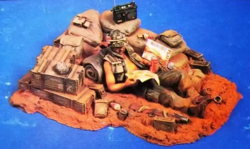 1/35 Resin Figure Model Kit Vietnam War Miniature Pumping Soldier Resting in The Trench (Includes Base) Unassembled Unpainted