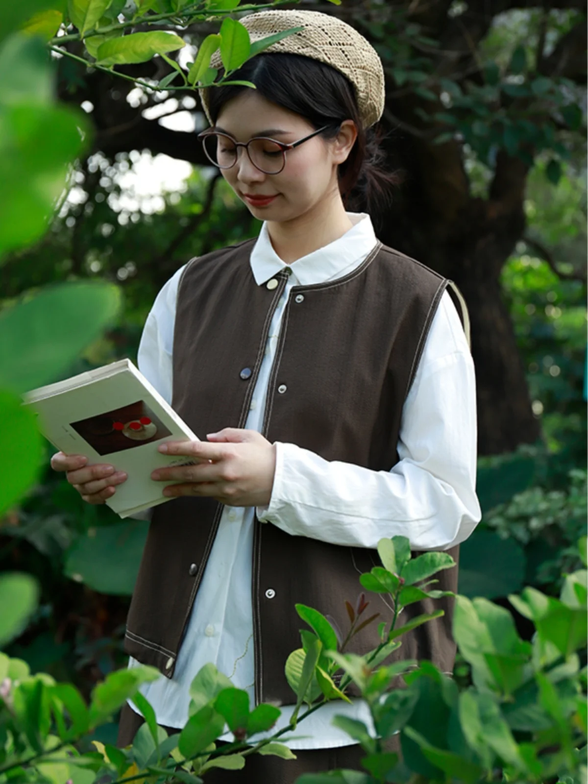 

Новая женская жилетка свободного кроя 2024 года, однотонная, с круглым вырезом, на пуговицах, из полиэстера, модный дизайн, индивидуальный стиль