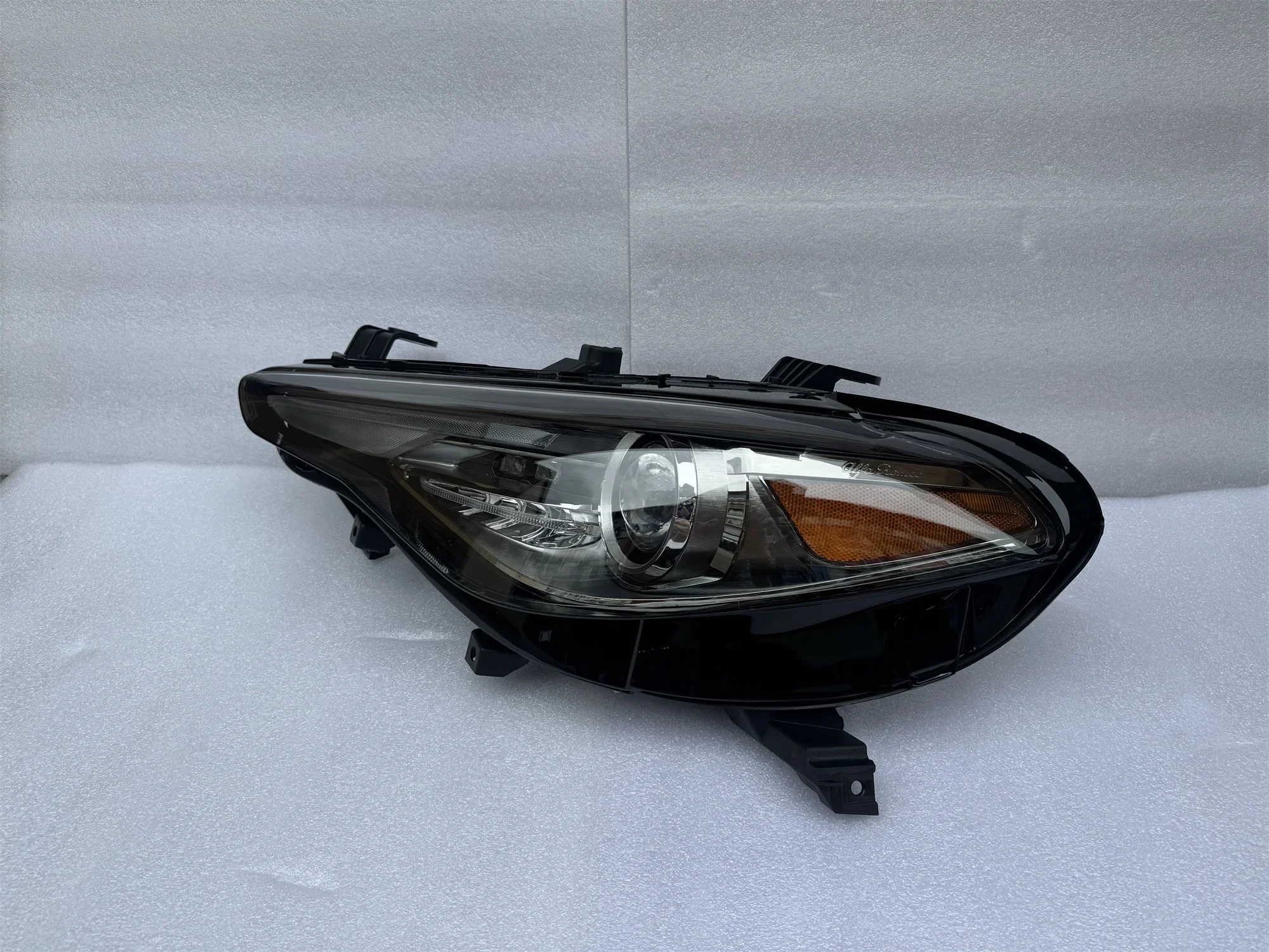 FOR Alfa Romeo Giulia LED Headlight Assembly 2017-2021 High Quality Original Xenon Lamp with HID Car Light US Models Compatible