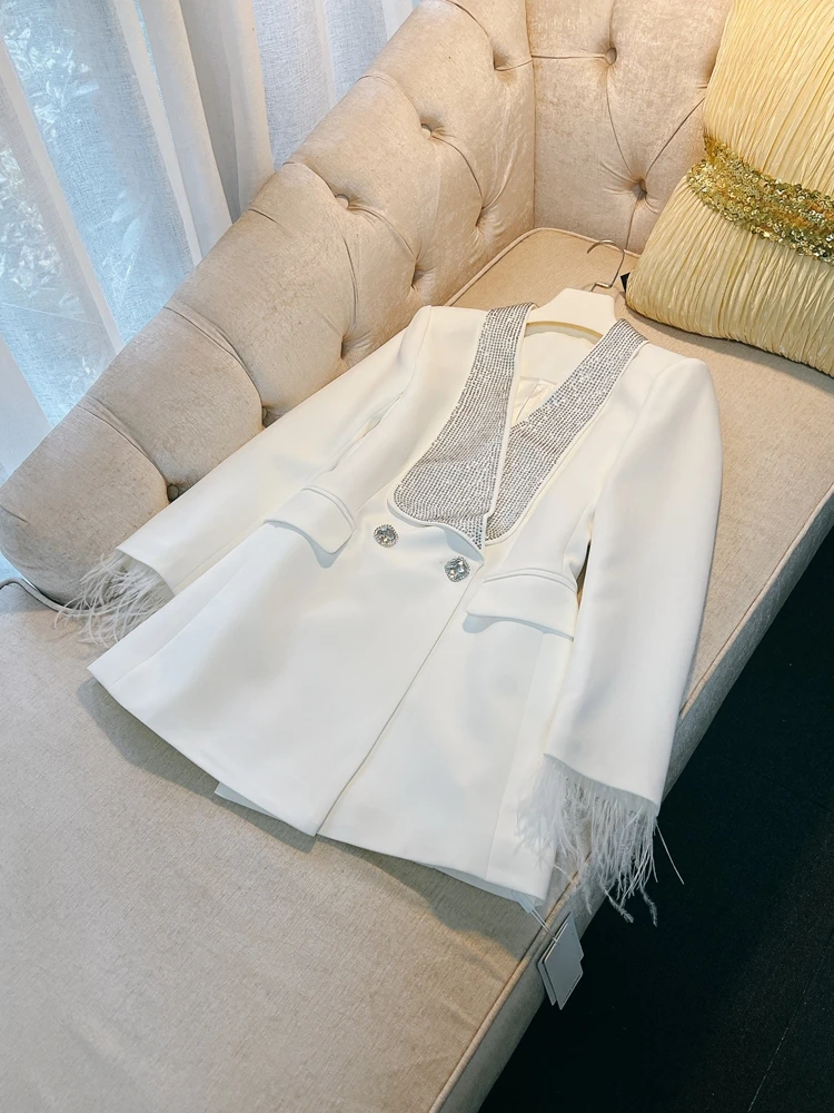 

Ele White Embellied Diamond Slim Fit Suit Jaet with Stand Collar And Feather Sve Cuff for Women Commute Sle