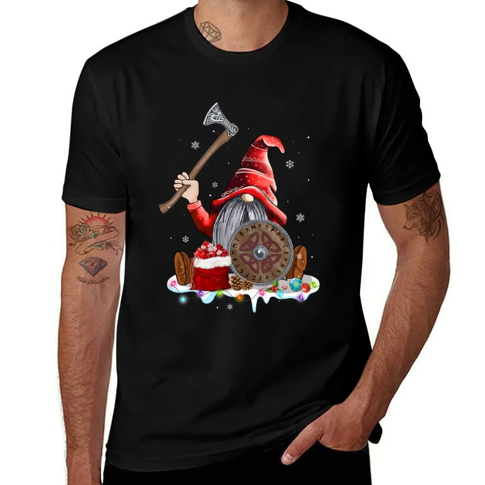 Mitología nórdica Navidad sombrero rojo Gnomo barba armas vikingas camiseta navideña camisetas con estampados camiseta hombre de lujo