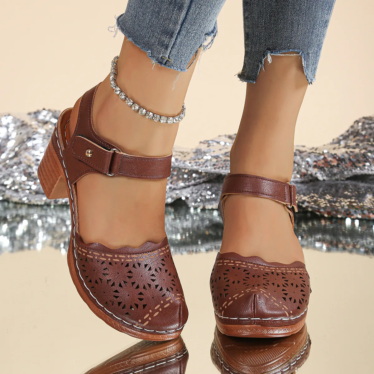 

2025 New Ladies Shoes Closed Toe Women's Sandals Fashion Hollow Out Summer Retro Casual Plus Size Best Seller Heeled Sandals