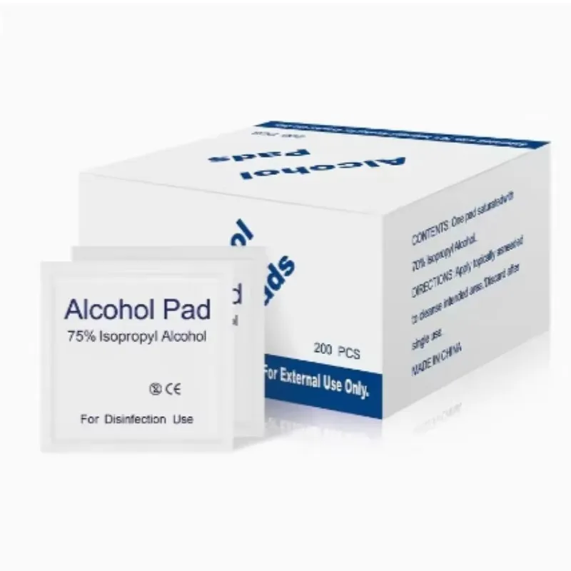 مسحة كحول 75% يمكن التخلص منها لتطهير الجروح، لوازم صندوق الإسعافات الأولية الأساسية لتحضير الكوارث المنزلية.