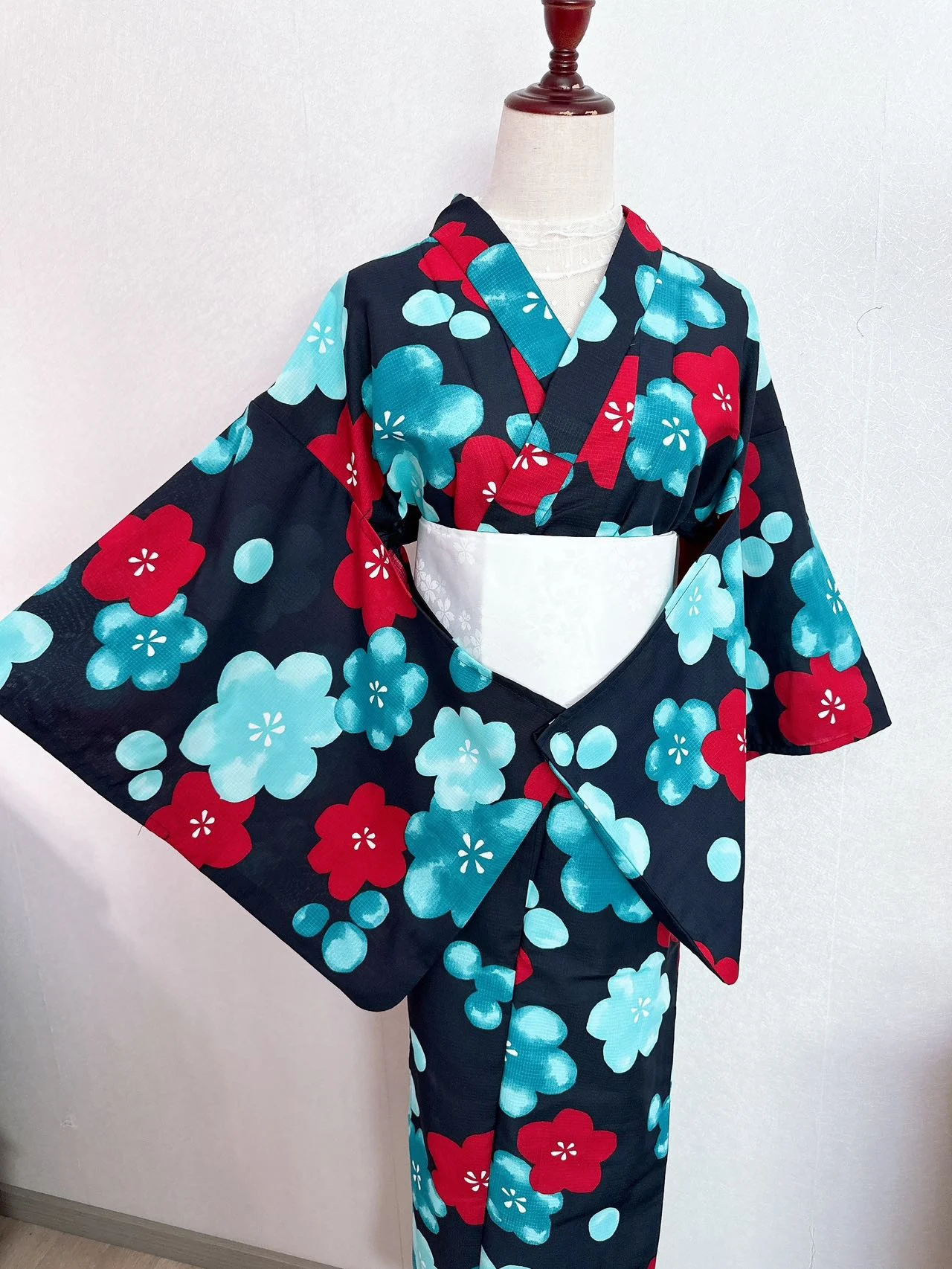 

Японское кимоно юката, женская полиэфирная ткань в традиционном стиле, которую нелегко морщинам и легко держать ткань для фотографий в путешествиях