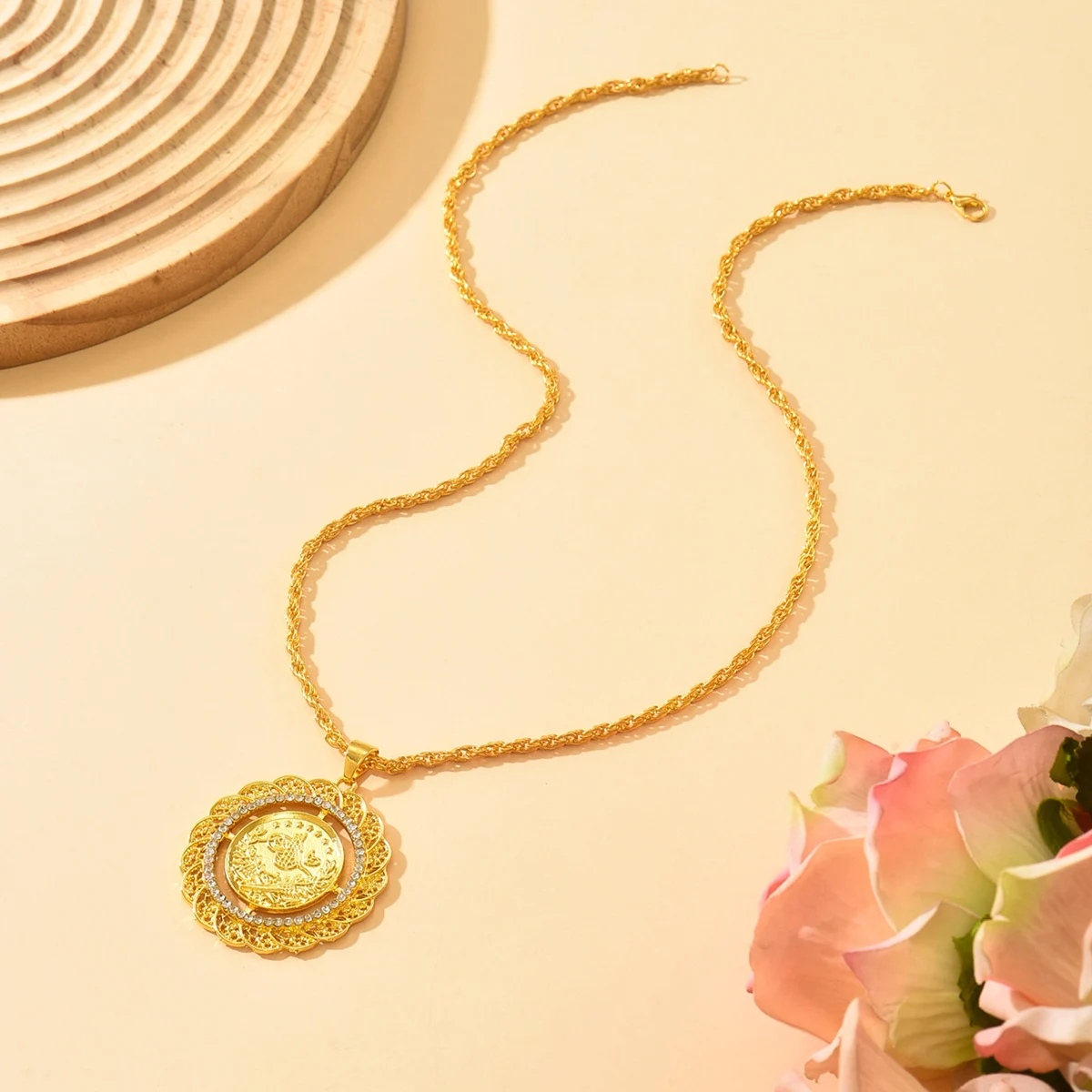 

Daily Wear Shiny Round Coin Pendant Necklace With Wave Chain Suitable For -Inlaid Decoration,