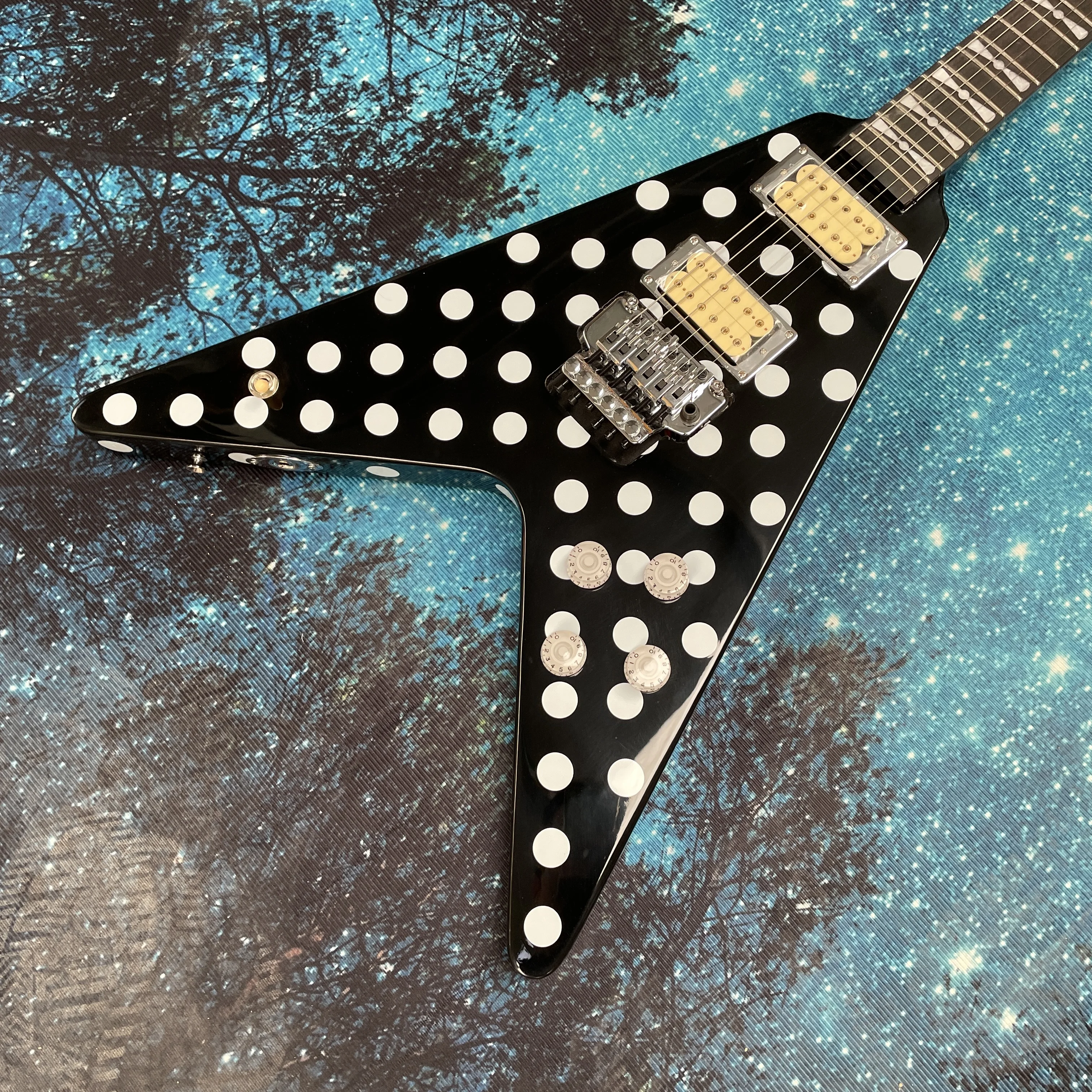 

Электрогитара Polka dot V, гриф из палисандра с маркерами для струн в форме банта, электрогитара с звукоснимателями HH.