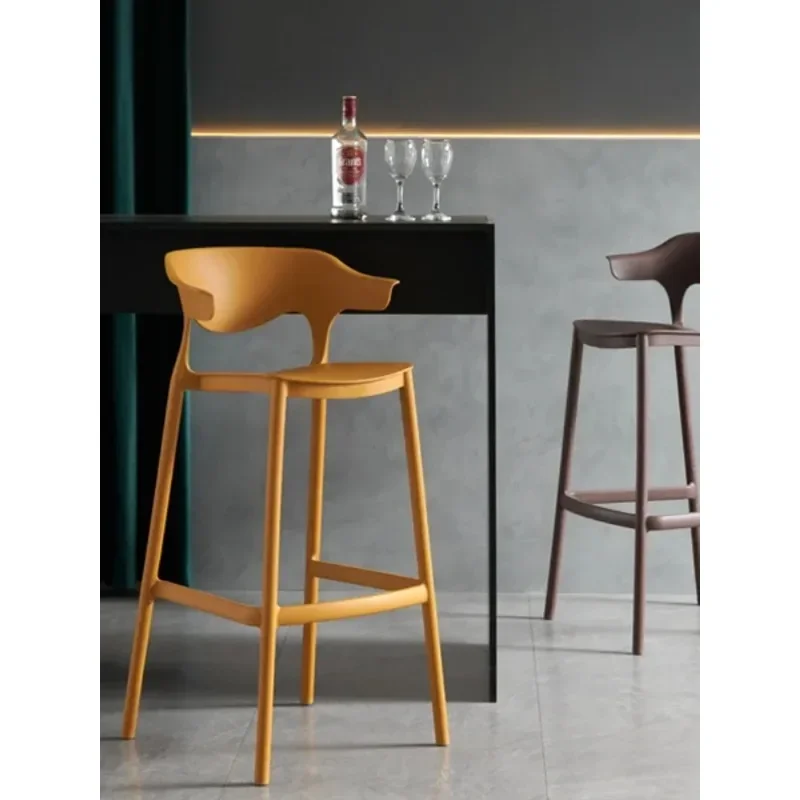 Chaises de bar en plastique empilables minimalistes modernes, tabouret haut avec dossier, design peu encombrant, piste de bar simple nordique