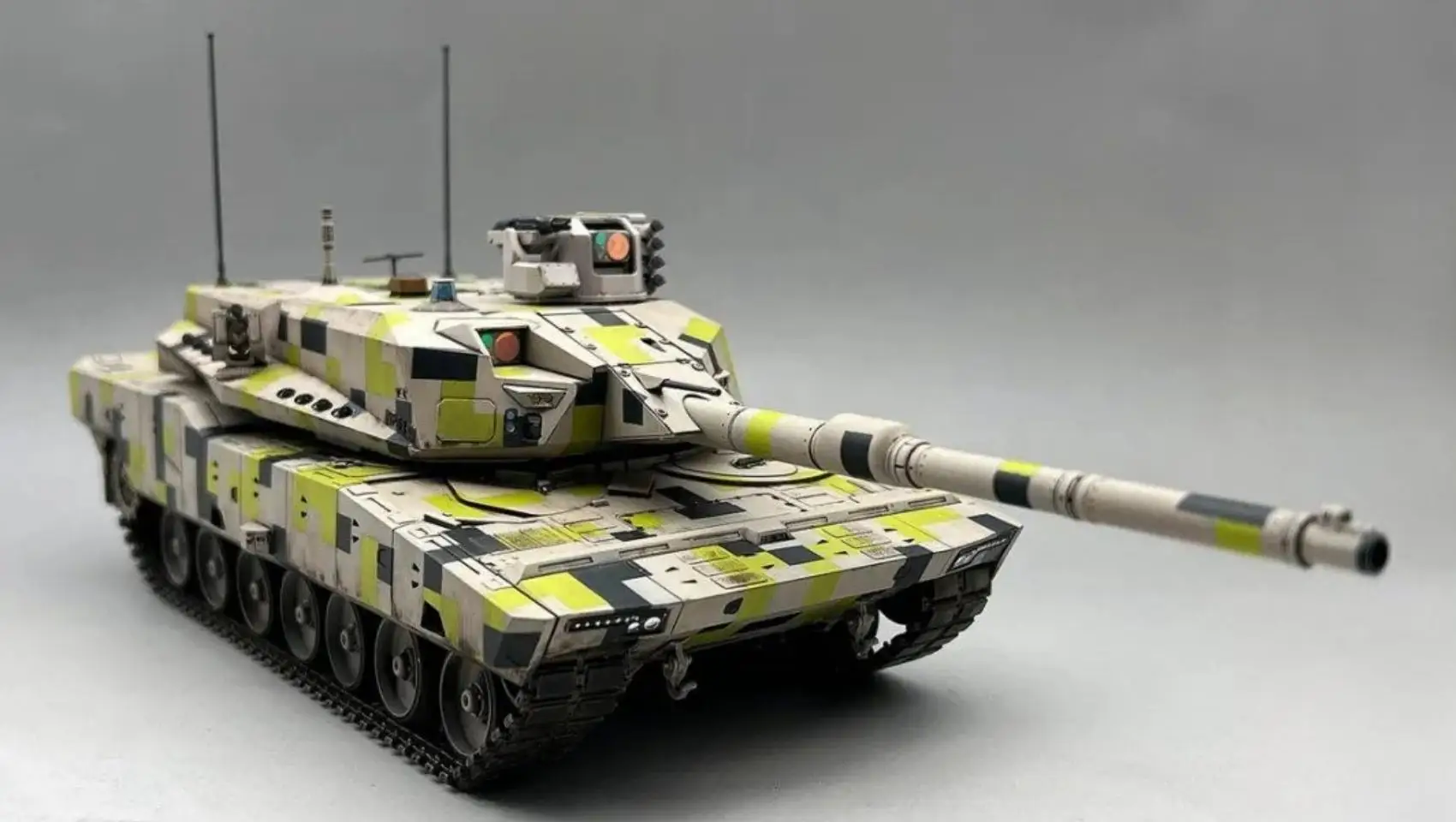 アミュージング 35A065 1/35 KF51U パンター 第 4 世代主力戦車 組み立てモデル