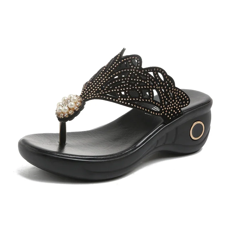 ‌ 2025 رائجة البيع الصيف الوجه يتخبط النعال النسائية اللؤلؤ كريستال مزين جولة تو منصة في الهواء الطلق عادية اليومية إسفين صندل