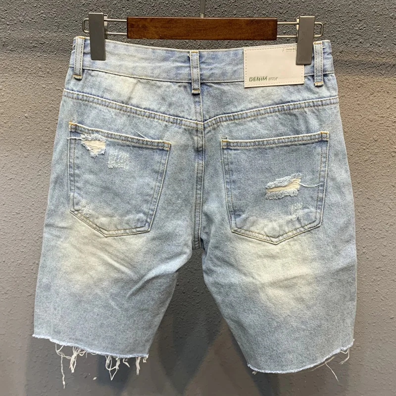 Short en jean déchiré bleu clair pour homme, longueur genou, ourlet brut, pantalon de clochard, culotte courte, tendance de la mode, été