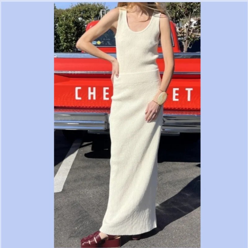 

Весенний комплект: минималистичный вязаный топ с полосками и юбка-карандаш с высокой талией и разрезом