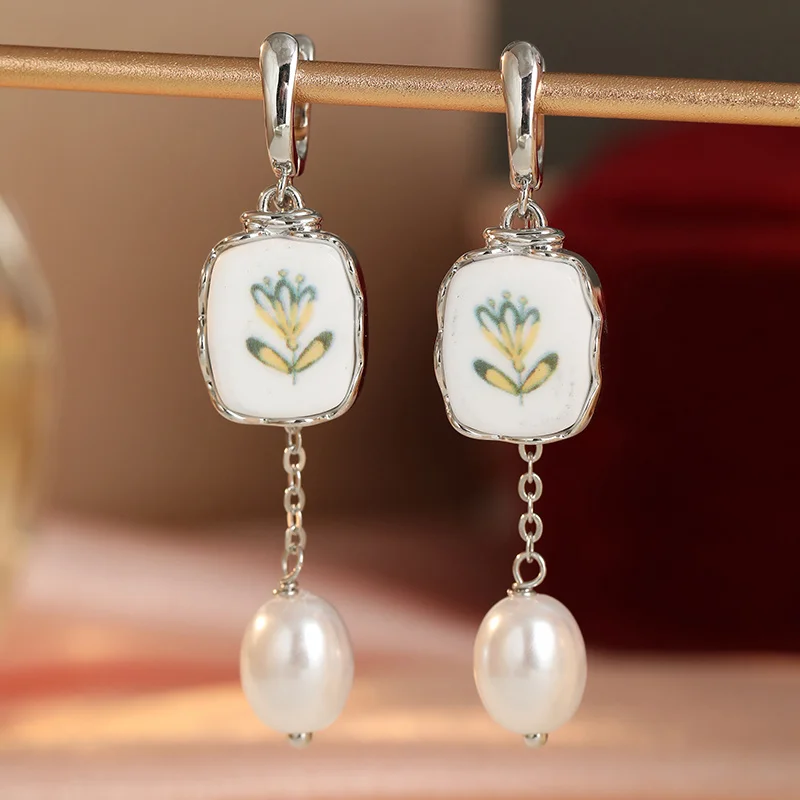 Damen-Ohrringe mit frischem, handgemaltem Blumenmuster, modischer, eleganter Anhänger mit Pflanzendruck, Accessoire für den täglichen Arbeitsweg und Dating.